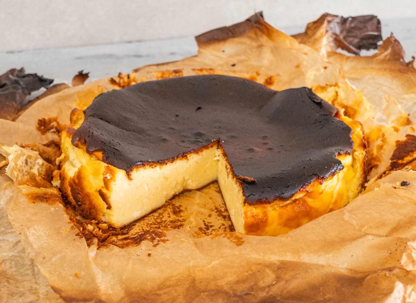 Gebrannter Käsekuchen mit Butterscotch-Äpfeln – Andy Cooks