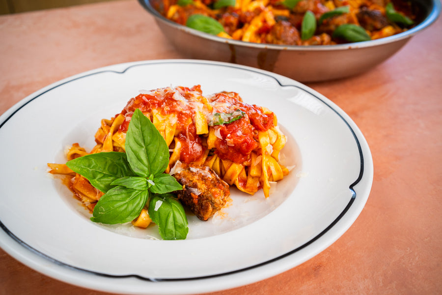Lammhackbällchen mit Tomaten-Chili-Fettuccine