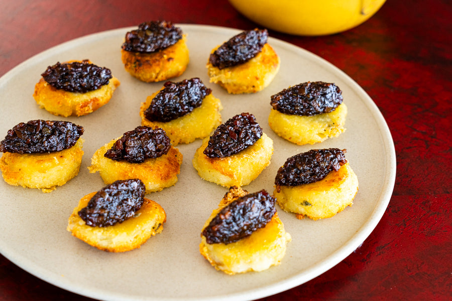 Blauschimmelkäse-Tater-Tots mit Bacon-Marmelade