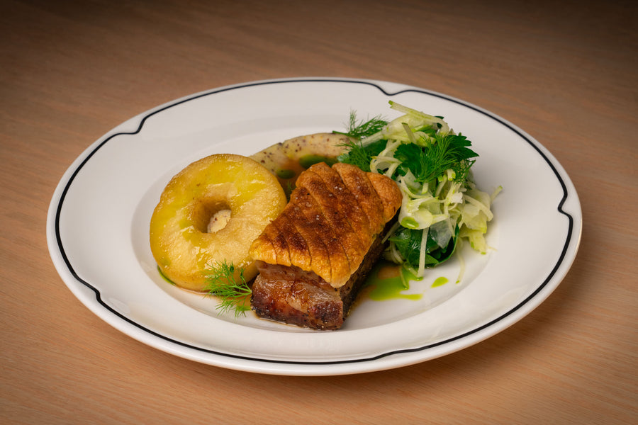 Panceta de cerdo crujiente, manzanas y puré de mostaza