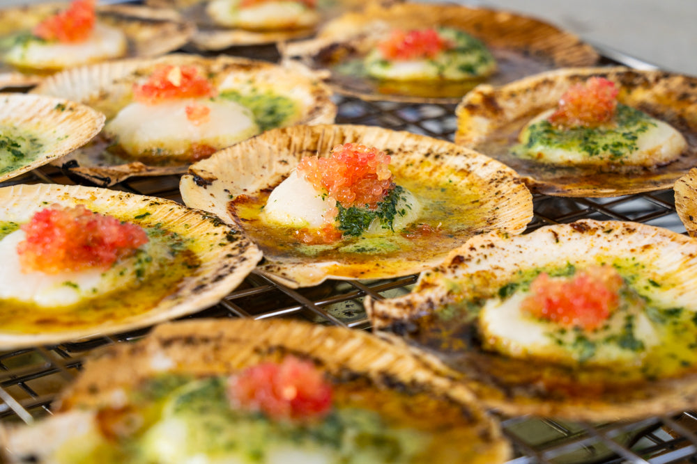 Jakobsmuscheln mit Curryblatt-Butter und Finger Lime