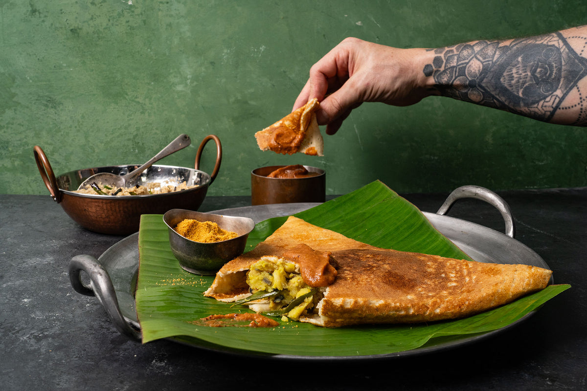 Dosa con aloo masala, chutney de tomate y chutney de coco
