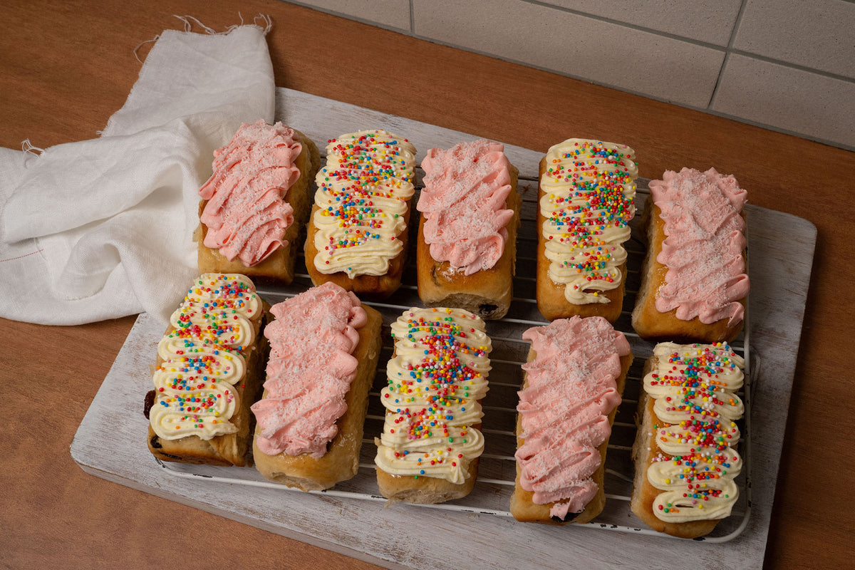 Iced Finger Buns (Zuckerguss-Hefebrötchen)