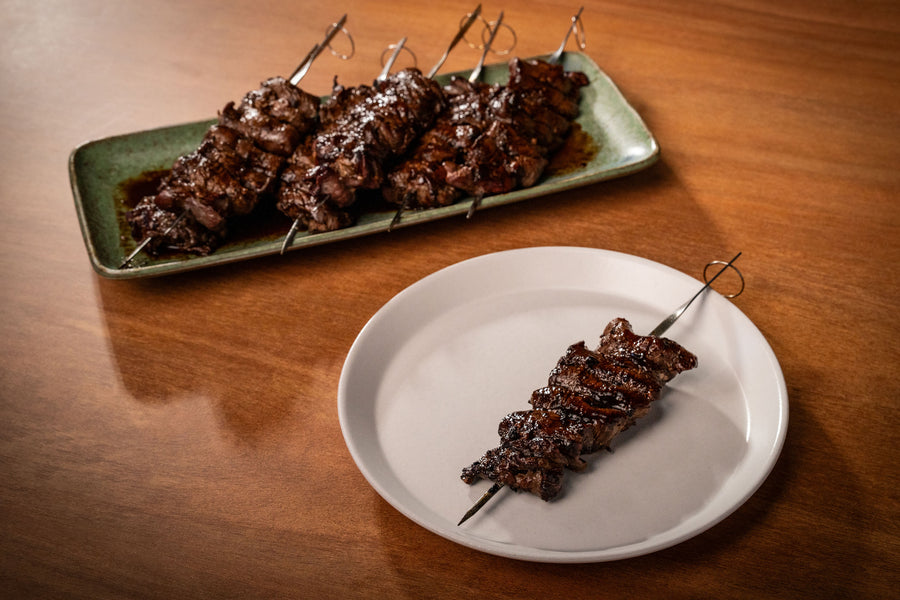 Brochetas de canguro con tare de ajo negro y pimienta nativa australiana