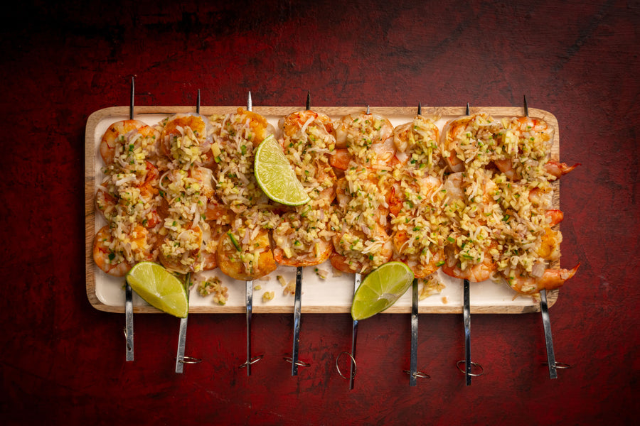 Brochetas de langostinos con salsa de mango verde
